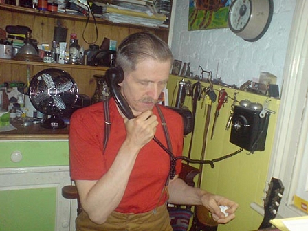© Robert Rotifer Billy Childish in seiner Küche, telefonierend